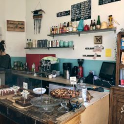 comptoir du salon de thé Chez Léontine à Lille avec gâteaux en vitrine