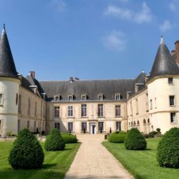 Château de Conde-en-Brie - extérieur avec ciel bleu