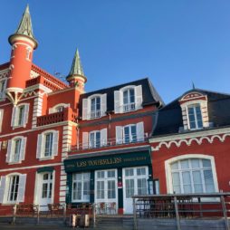 Le Crotoy hotel Les Tourelles extérieur jour ciel bleu