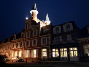 Le Crotoy hôtel Les Tourelles extérieur nuit