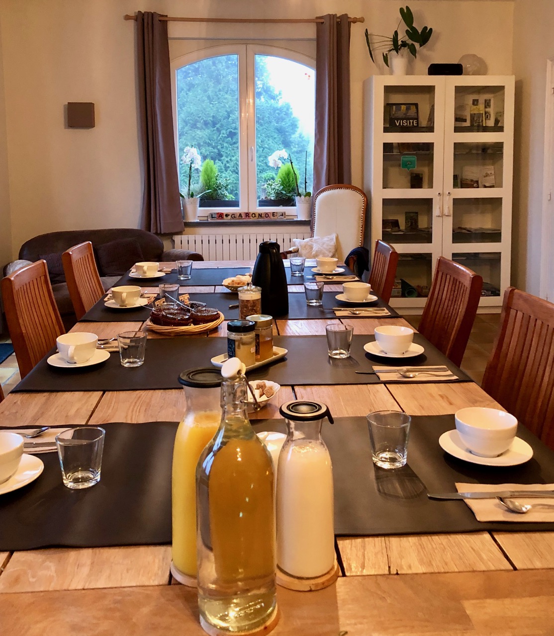 Berthen-La-Garonde-table-petit-dejeuner