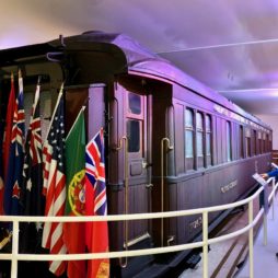 musee-memorial-armistice-wagon-drapeaux