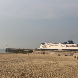 Calais-plage-digue-et-ferry