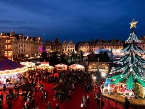 Arras-marche-de-Noel-de-nuit-avec-sapin