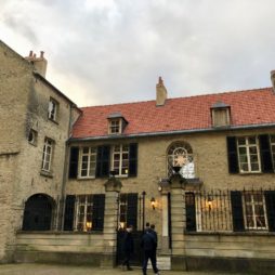 Saint-Omer-Palais-de-la-Cathedrale-facade-arrivee-petit-groupe