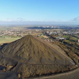 Terrils jumeaux Loos-en-Gohelle vue ensemble drône