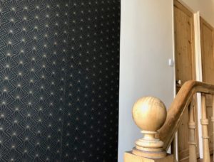 Couloir-palier-papier-peint-art-deco