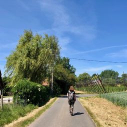 Saint-Jans-Cappel-sentier-des-Jacinthes-marcheuse-sac-au-dos