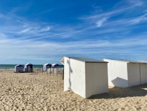 La-Panne-Belgique-cabines-plage-blanches