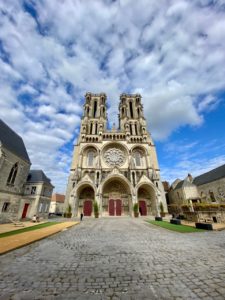 Laon-cathedrale-facade-grand-angle