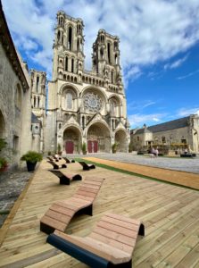 Laon-place-cathedrale