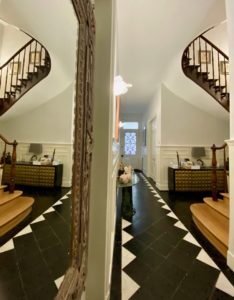 Les-Chambres-du-Palais-Douai-escalier-reflet-miroir