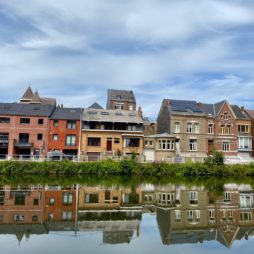 Pays-des-Lacs-Thuin-quartier-des-bateliers-reflets-dans-eau