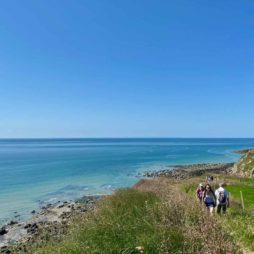 Sentier-des-Douaniers-trois-marcheurs