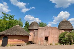 Pairi-Daiza-Terre-des-Origines-village-terre-rouge