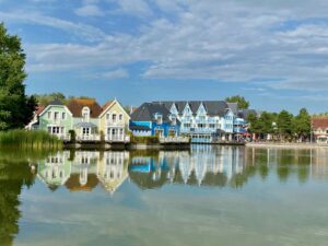 Pierre-et-Vacances-Belle-Dune-Fort-Mahon-Plage-maisons-reflet-lac