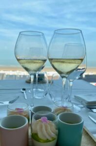 Calais-Aquar-aile-deux-verres-vin-blanc