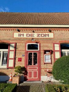 Heuvelland-In-de-Zon-entree-hauteur