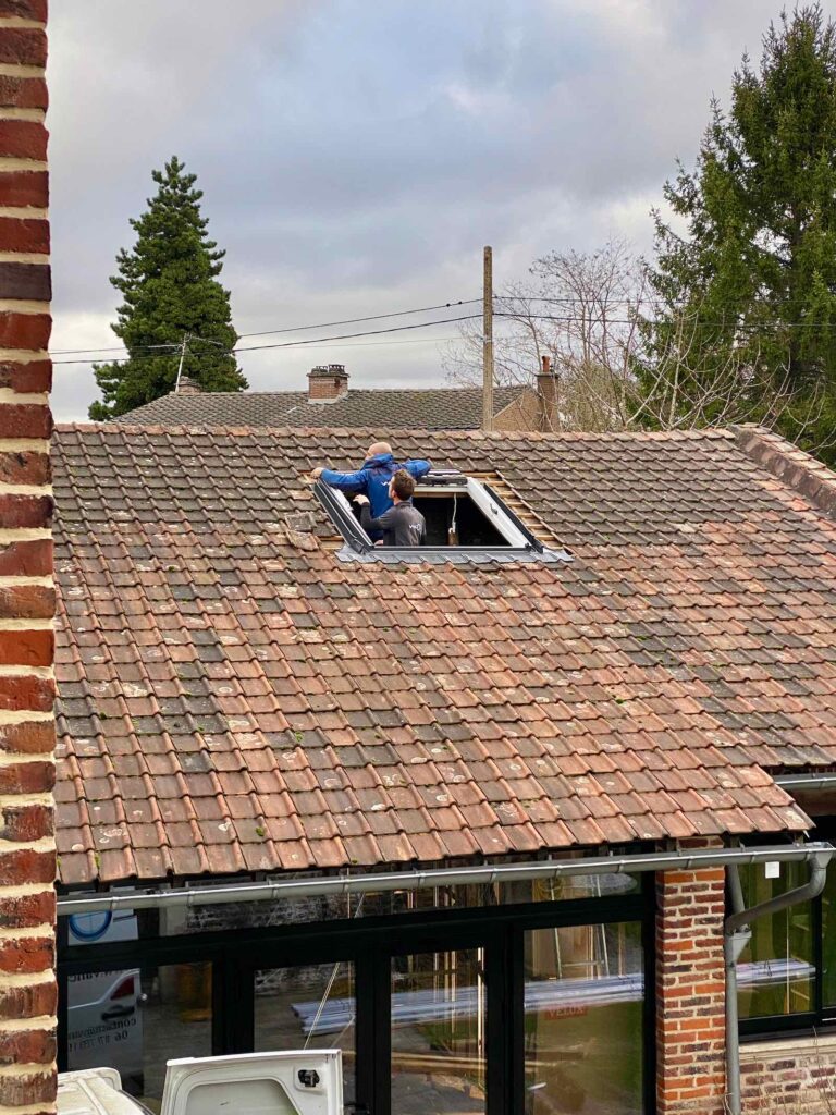 Mon-futur-hebergement-Plus-au-nord-onze-decembre-trou-toit-velux-deux