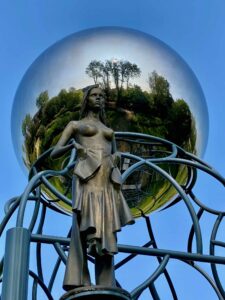 Lucy-et-Jorge-Orta-Gazing-Ball-reflective-dialogues-vue-de-pres