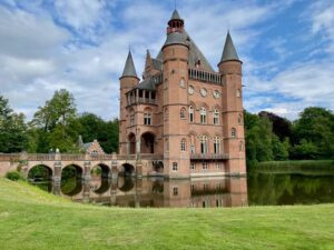 Bruges-chateau-Ten-Torre-vu-de-loin