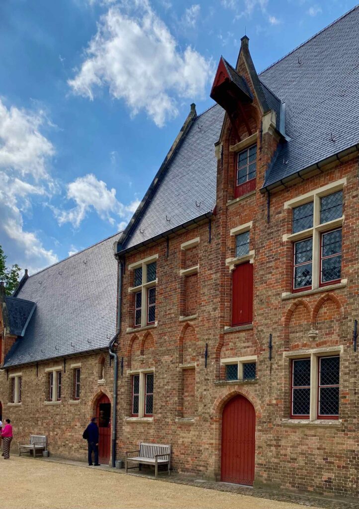 Bruges-chateau-de-Loppem-cour-interieure