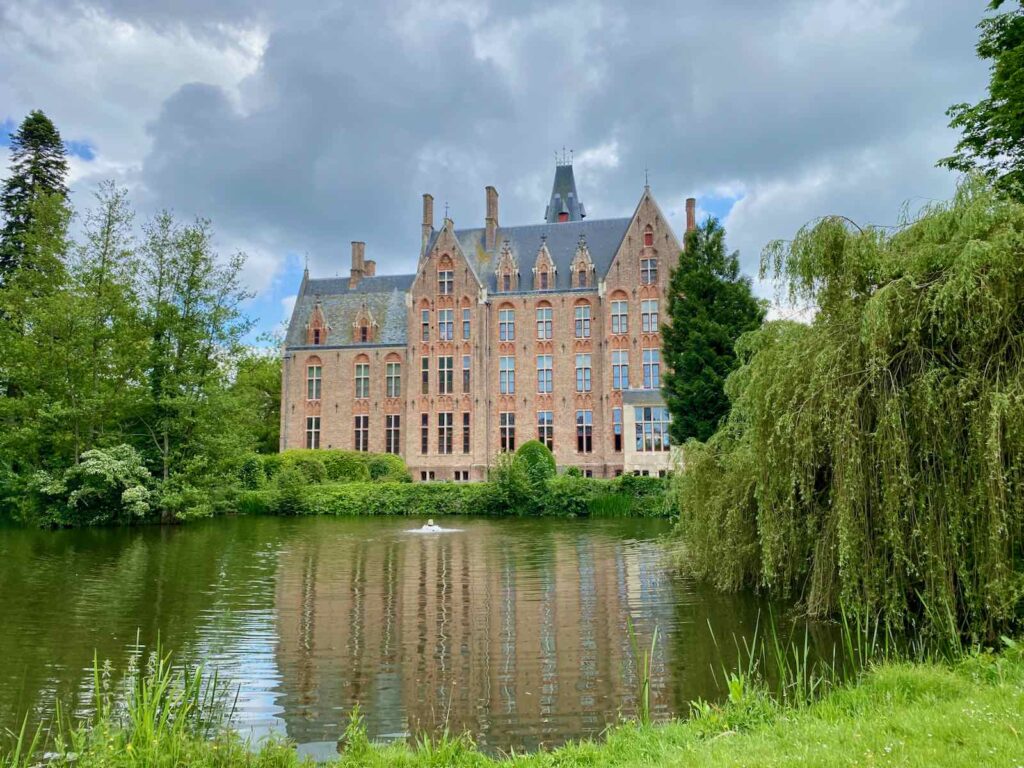 Bruges-chateau-de-Loppem-vu-de-loin