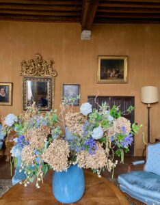 Bruges-domaine-Adornes-appartements-prives-table-bouquet