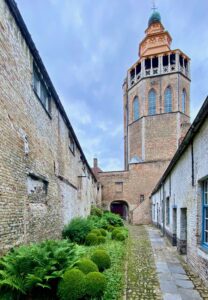 Bruges-domaine-Adornes-cour