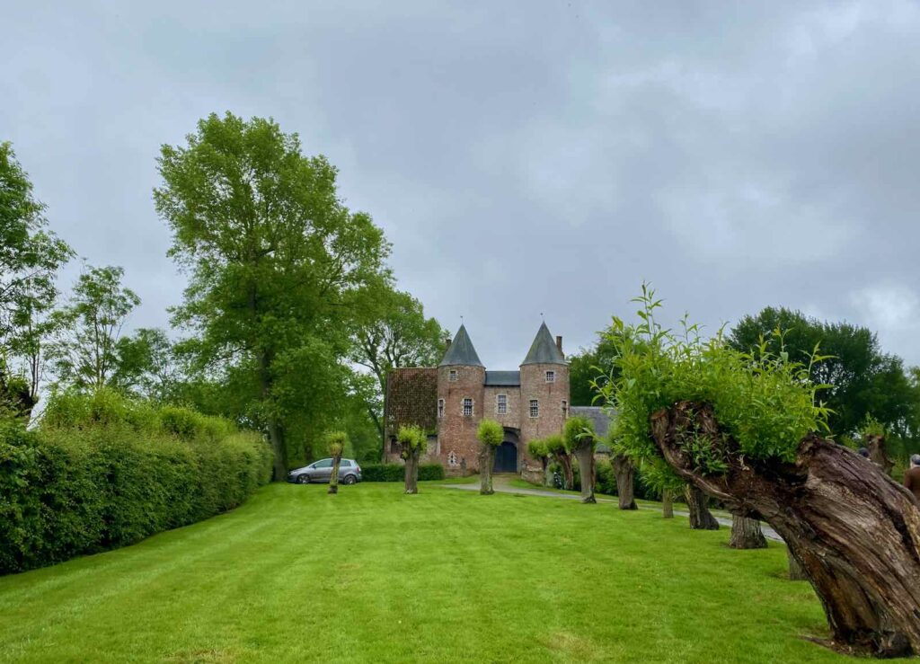 Chateau-d-Oostkerke-vu-de-loin