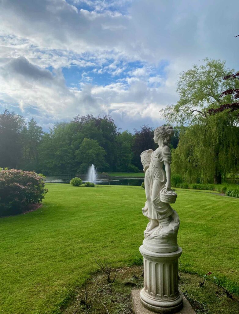 Hotel-Lodewijk-van-Male-statue-parc