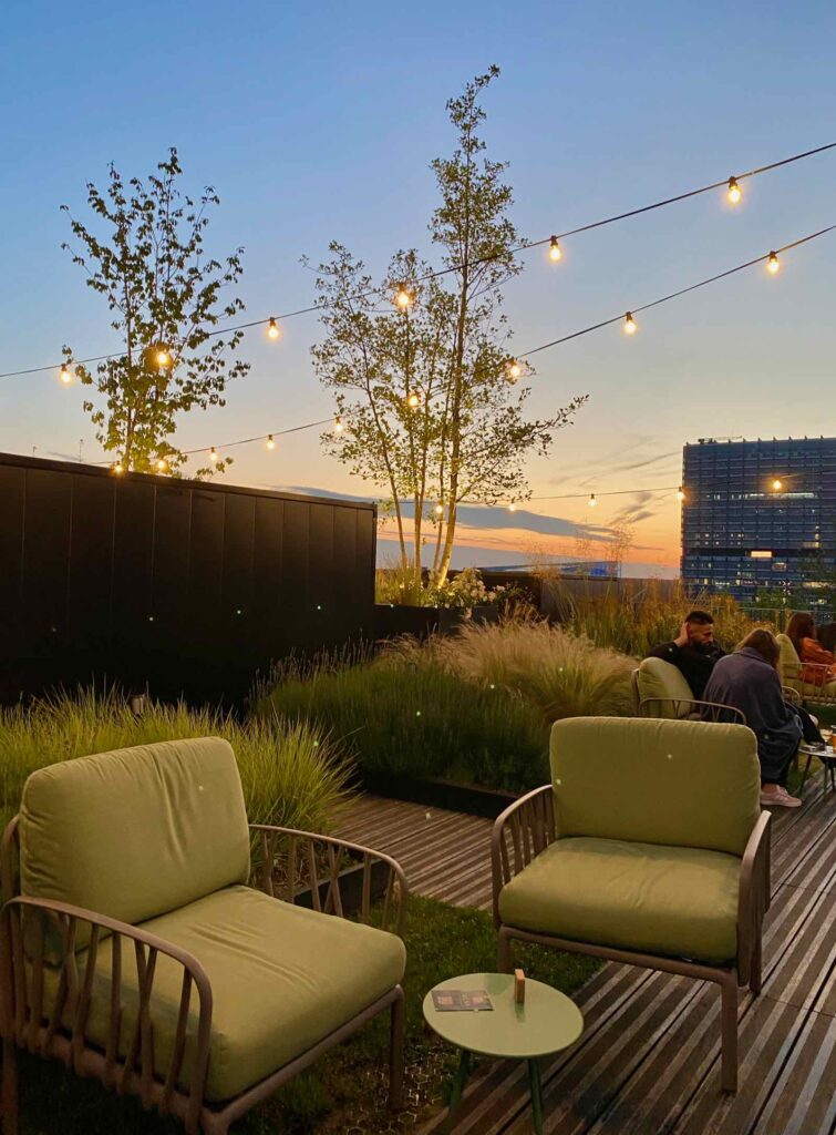 Mesa-a-Lille-terrasse-crepuscule-fauteuils