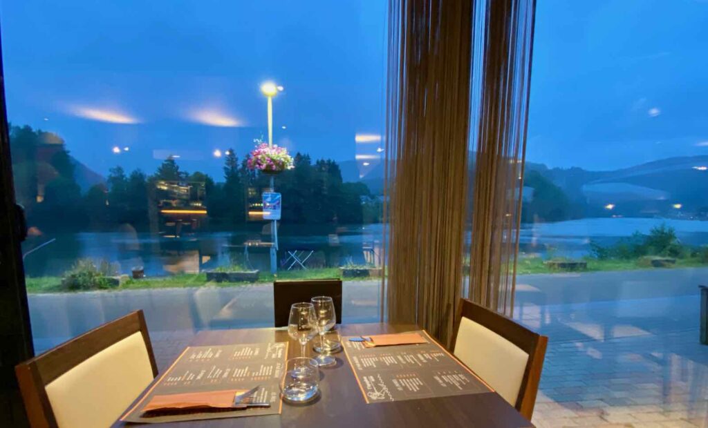 Profondeville-Restaurant-L-Aquaplane-vue-Meuse-crepuscule