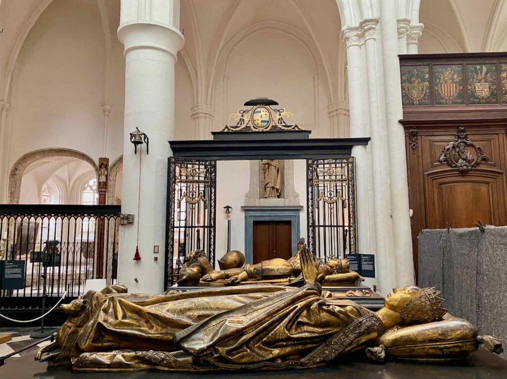 Que-voir-a-Bruges-eglise-Notre-Dame-mausolees-funeraires-Charles-le-Temeraire-et-Marie-de-Bourgogne