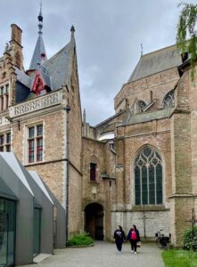 Que-voir-a-Bruges-jonction-eglise-Notre-Dame-et-musee-Gruuthuse