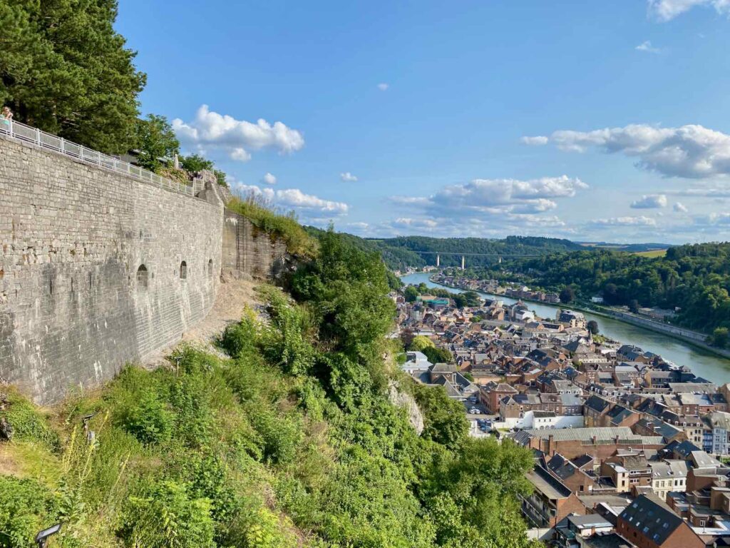 Wallonie-avec-vue-Dinant-enceinte-citadelle