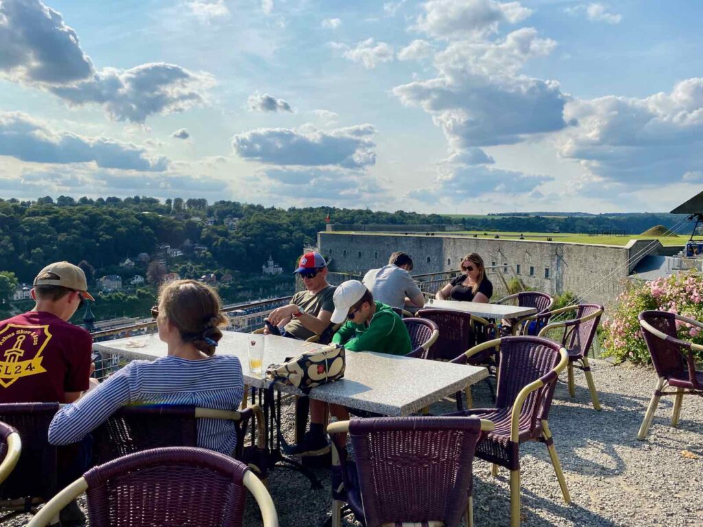 Wallonie-avec-vue-Dinant-terrasse-vue