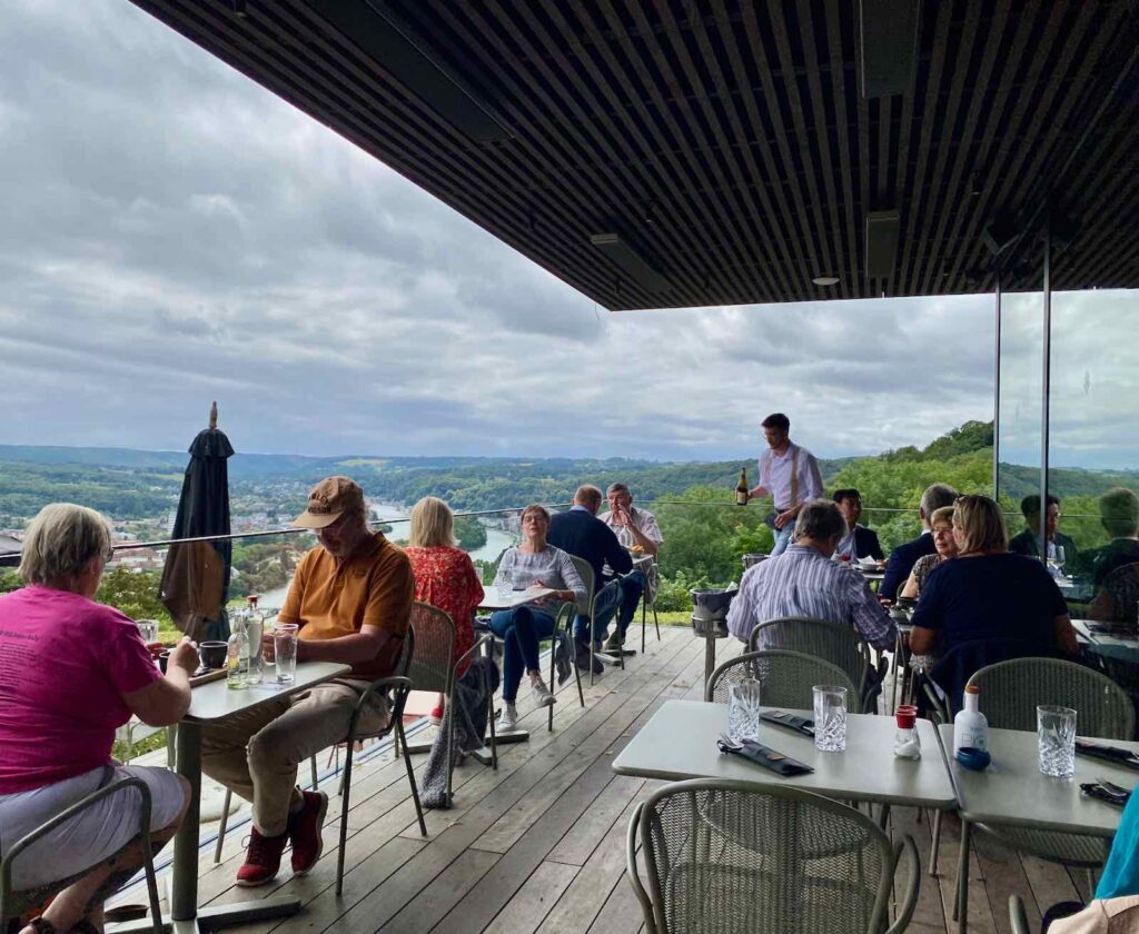 Wallonie-avec-vue-Namur-citadelle-restaurant-panorama-terrasse-couverte