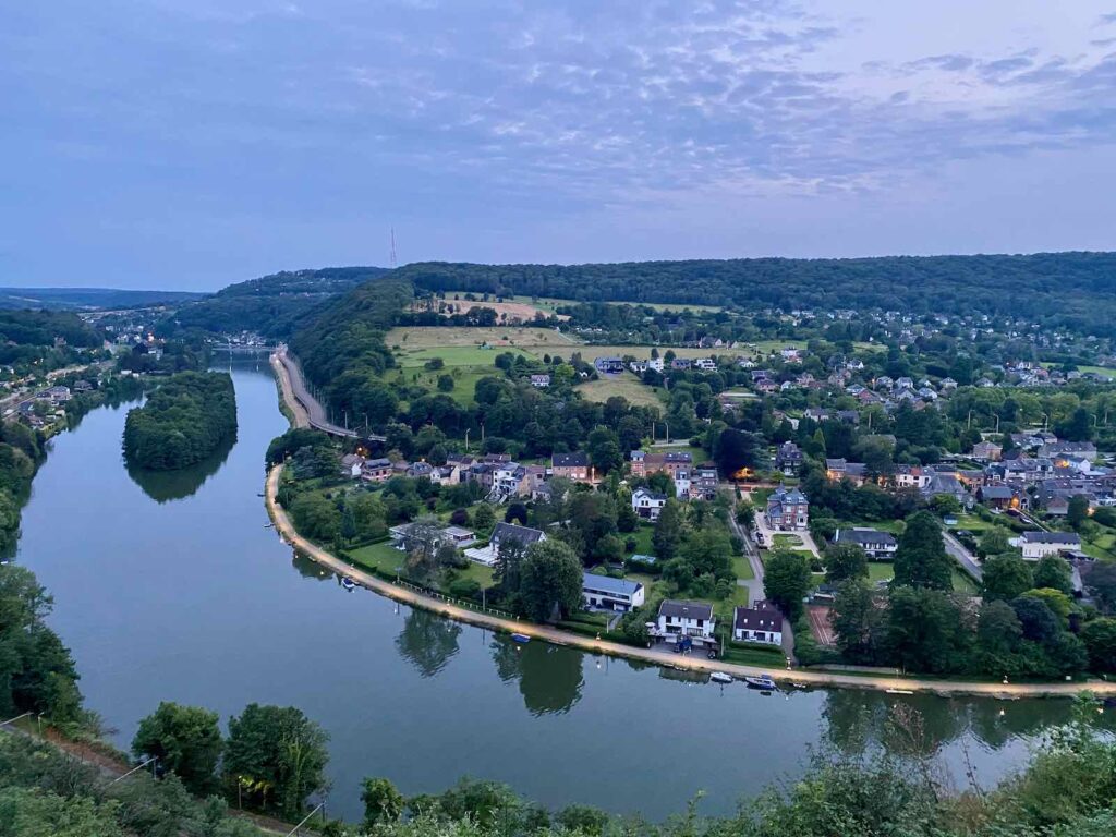 Wallonie-avec-vue-Profondeville-La-Fete-au-Palais-vue-Meuse