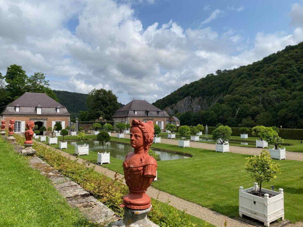 Jardin-en-Wallonie-chateau-de-Freyr-bustes