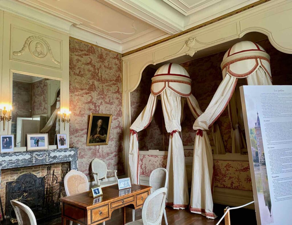 Jardin-en-Wallonie-chateau-de-Freyr-interieur-chambre