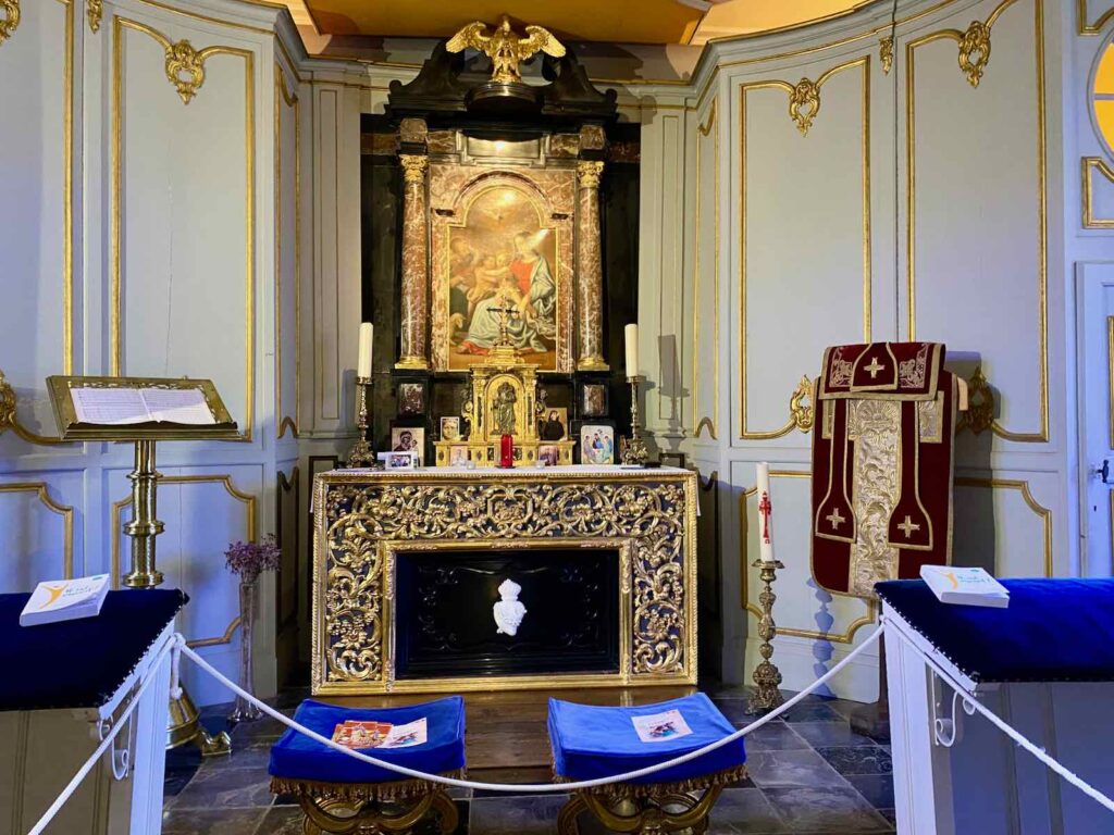 Jardin-en-Wallonie-chateau-de-Freyr-interieur-chapelle