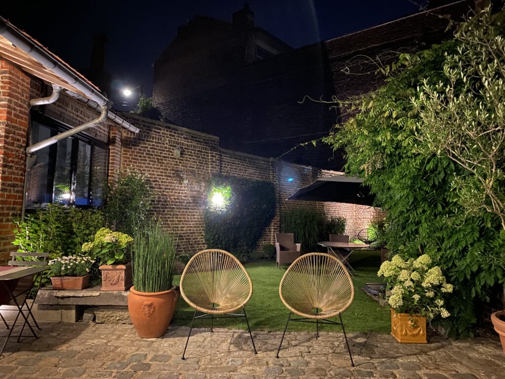 Gite-Plus-au-nord-Saint-Andre-lez-Lille-jardin-nuit