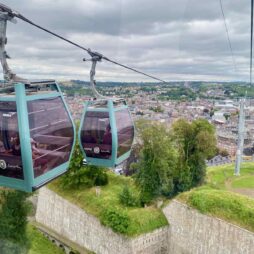 Namur-telepherique-deux-cabines-en-l-air