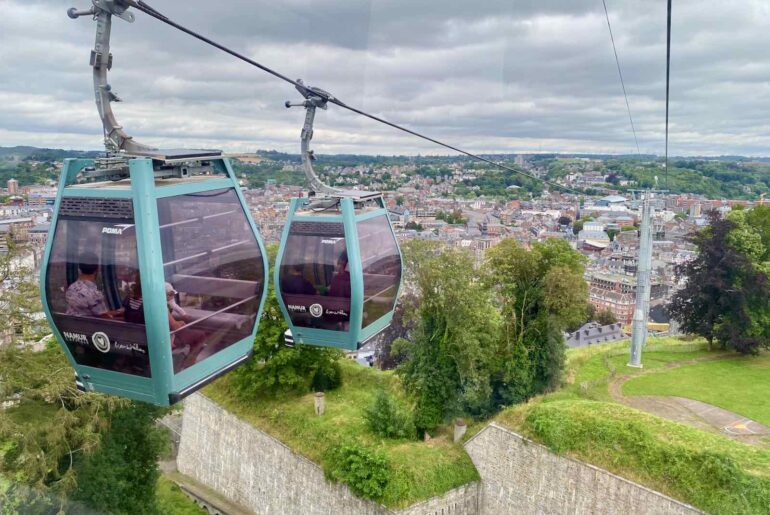 Namur-telepherique-deux-cabines-en-l-air