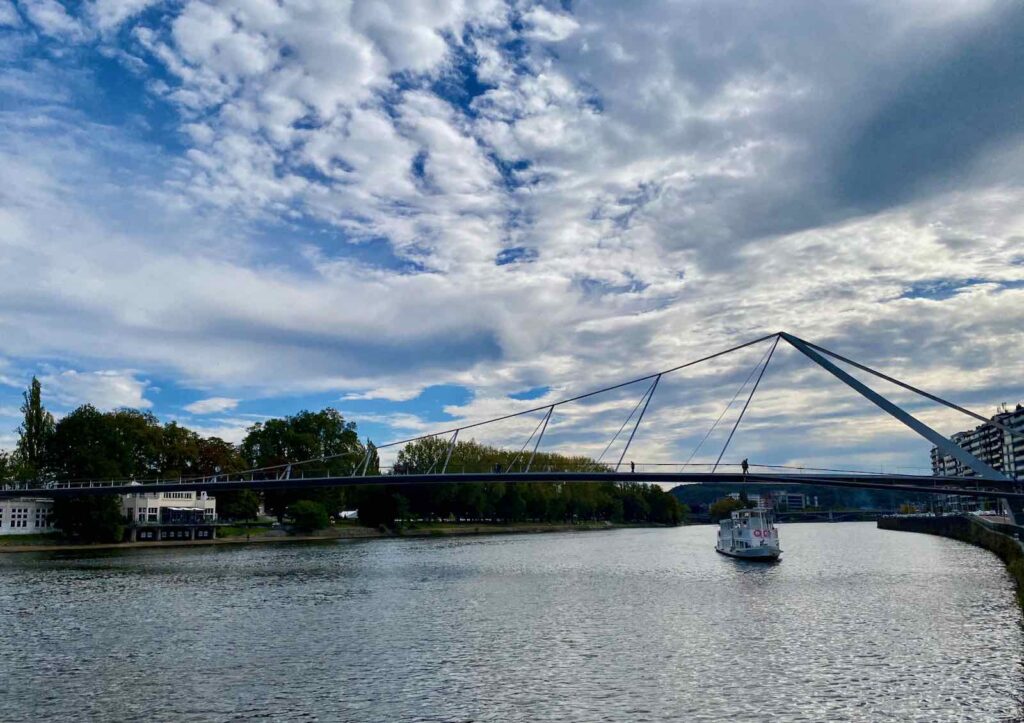 Liege-La-Navette-fluviale-vue-de-loin