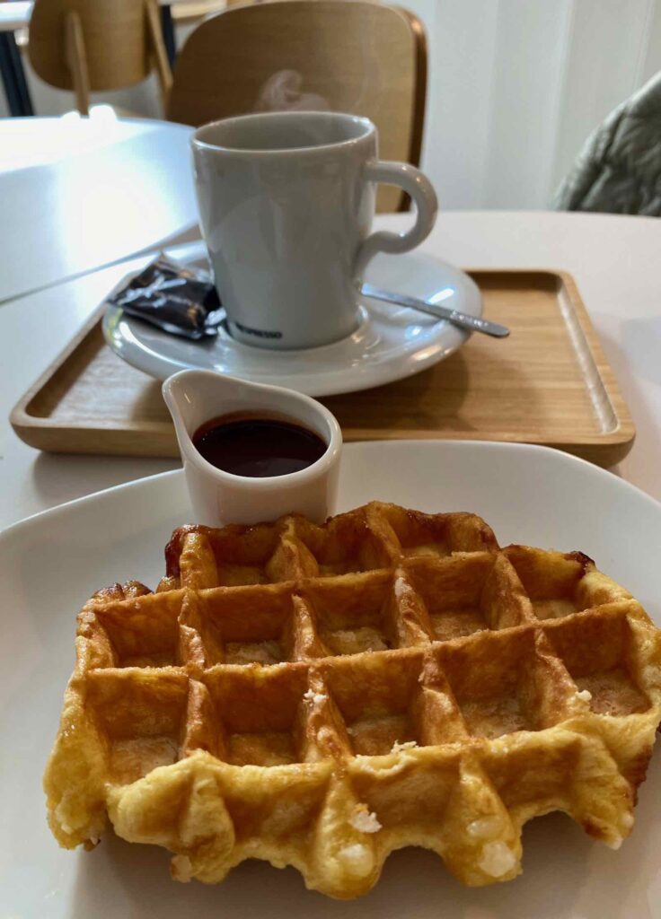 Liege-Le-Cafe-Liegeois-gaufre-liegeoise-au-chocolat