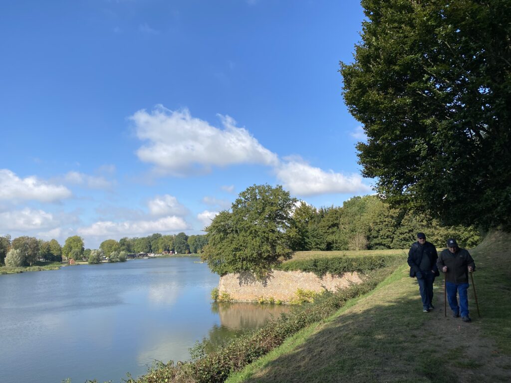 Le-Quesnoy-etang-du-Pont-rouge-marcheurs