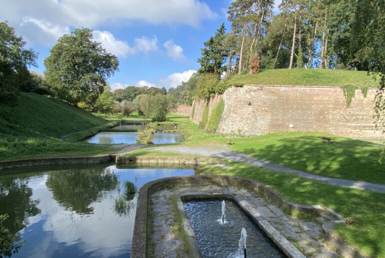 Le-Quesnoy-remparts-et-bassins