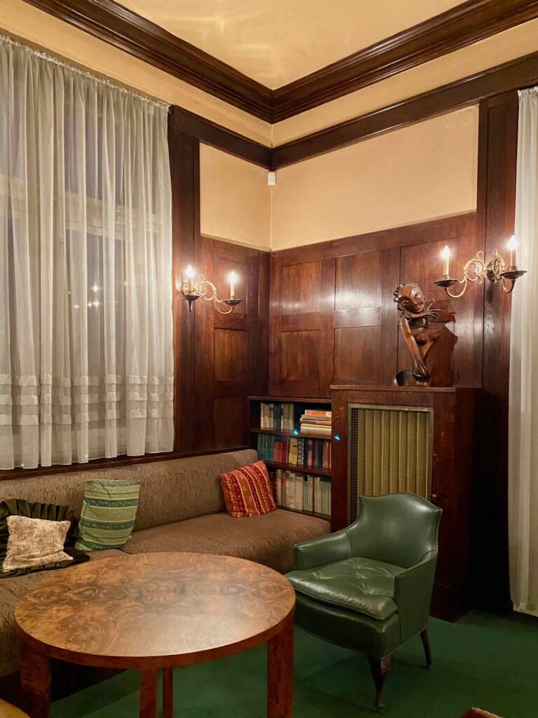 Pilsen-Maison-Brummel-Adolf-Loos-banquette